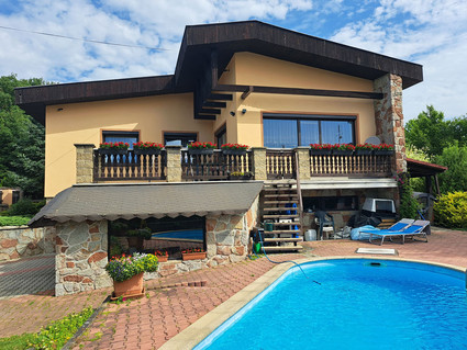 Velkorysý dvougenerační RD s bazénem - Sazená - Fotka 3